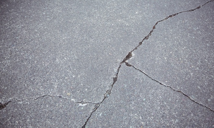 Miért repedezik az aljzat? – gyakori hibák a házépítés alatt