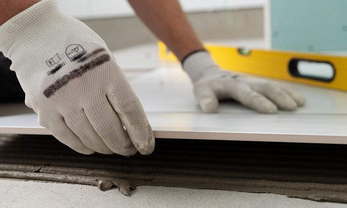 Mi a különbség a beltéri és kültéri burkolatragasztó között?