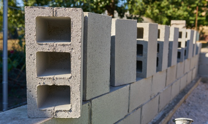 Mitől lesz tartós a kerítésalap? – zsalukő, beton, vasalás szerepe