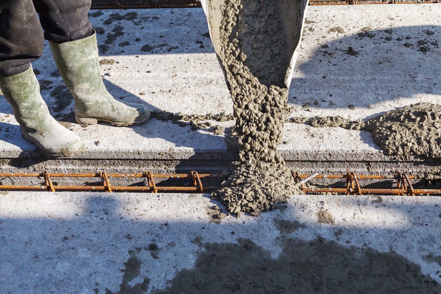 Betonozás nyári hőségben - Szakértői útmutató a tartós végeredményért