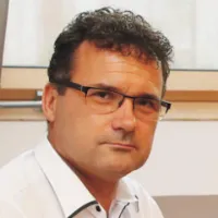 Kovách László